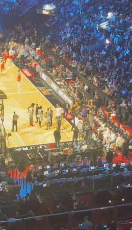 生涯首次替补!第二节文班亚马出场 赌城现场球迷响起一片欢呼声 生涯首次替补!第二节文班亚马出场 赌城现场球迷响起一片欢呼声