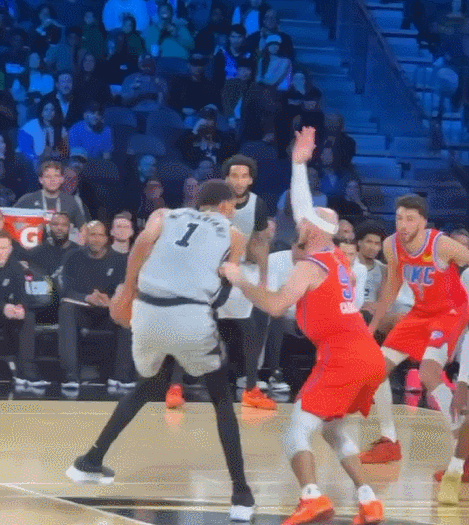 文班被连切两刀+推腰依然命中!卡秃拍他屁股表达认可 文班被连切两刀+推腰依然命中!卡秃拍他屁股表达认可