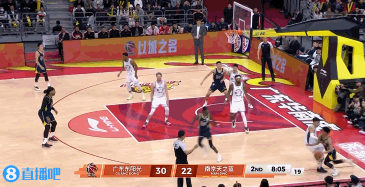 不给老队友面子！徐杰单打直接顶飞黄荣奇轻松上空篮