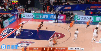 冲击力十足！王哲林拼下前场篮板 随后助攻洛夫顿打进加罚