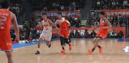 顶牛了！杨阿力与贾尔斯篮下冲突双双吃T