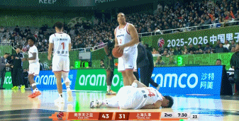 很隐蔽！所罗门暗肘击中王哲林 被裁判补吹违体犯规