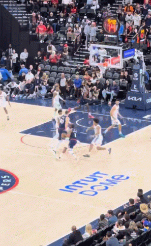 不容易！哈登借掩护突破假上真传 克里斯·邓恩底角三分反超！