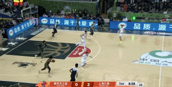 黄雀在后！王哲林积极补防 送出排球大帽将球扇出界外