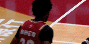 刚刚好！广东0.5秒进攻 陈家政底线助攻徐杰空切左手上篮！