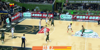 提前打卡！王哲林被黄荣奇造成犯规 也累计5犯离场