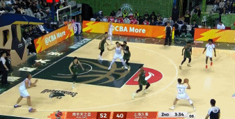 带队追赶！洛夫顿拉杆上篮得手后再献暴扣 帮助上海顽强支撑