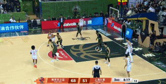 小摩擦！黄荣奇和洛夫顿发生口角 裁判及时拉开&没有吹罚