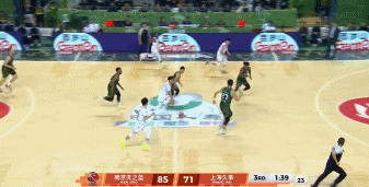 挺身而出！张镇麟接弗格传球飙中三分 随后反击暴扣率队打停同曦