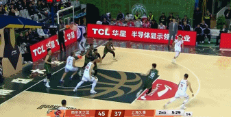 冲击力十足！郭昊文强攻再度打进加罚 半节时间砍下10分