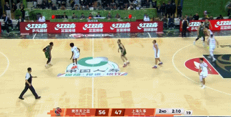 外线神准！马内克半场三分6投全中砍下18分8板 正负值+18！