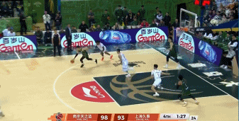 离了大谱！上海前场抢断 但刘铮反击上篮直上直下出现三不沾