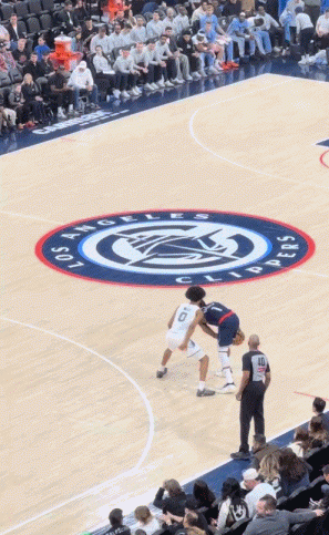 行云流水！小卡接球直接转身 虚晃靠着科沃德后仰中投2+1！