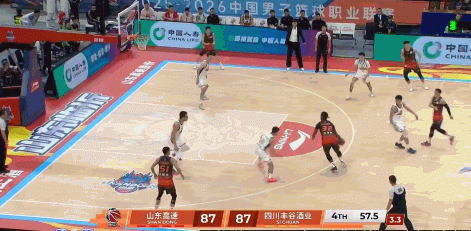 大心脏！陈林坚空位三分压哨命中 帮助山东重新占据主动