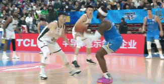 看不下去了！杨鸣不满判罚连吃两T惨遭驱逐 离场前还在输出