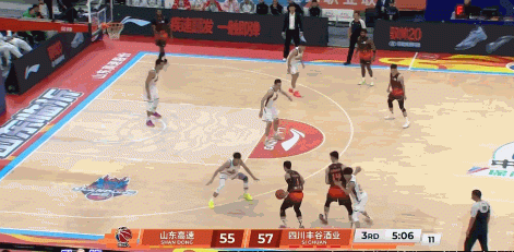 穿针引线！高诗岩突破送击地妙传 克里斯起飞暴扣打进加罚