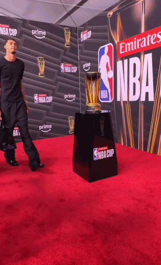 我懂这个的~文班抵达决赛现场 路过奖杯看都没看一眼