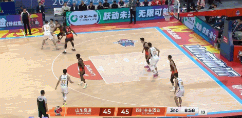 眼疾手快！高诗岩抢断反击送助攻 鲍威尔上篮率队反超打停四川
