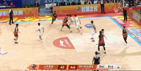 血亏！迈尔斯·鲍威尔失误丢球 反抢还被吹违体犯规