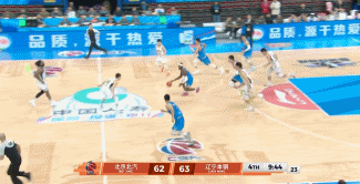 展现功力！雷蒙反击单手击地砸传助攻翟晓川上篮得分