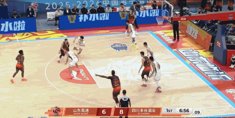 平地起惊雷！克里斯持球突破 腾空暴起滑翔单臂虐筐