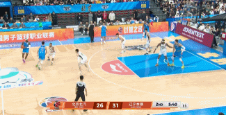二人转！赵睿突分周琦篮下得分&随后两人再掩护配合赵睿上篮得分