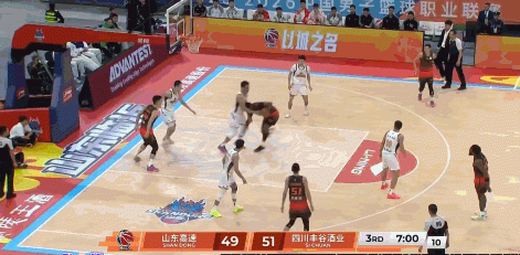 不满意！克里斯自投自补打中 但抱怨被犯规没吹领到技犯