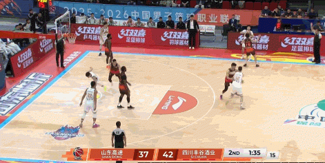 克里斯撞翻杨文学但裁判没表示 陈林坚顺势抢断反击打停四川