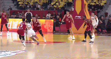 拿手好戏！贾明儒鬼魅断球 随后长甩助飞迪亚洛快攻滑翔劈扣