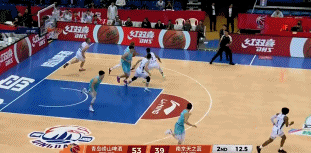 太不容易了！王睿泽半场前压哨三分 青岛国内球员首个运动战进球