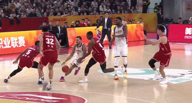 与时间赛跑！约克吸引包夹后分球 吴前不做调整飙射三分压哨命中