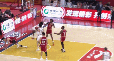 不够冷静！达米安·琼斯被犯规 原地暴扣+回替补席激烈抗议吃T