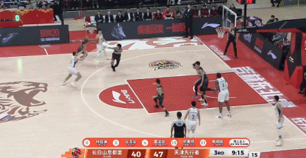 打出气势！姜伟泽断球反击脑后传球 威尔逊跟进滑翔飞扣