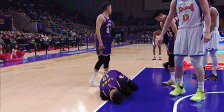 看着都疼!沈梓捷对抗落地时出现崴脚 已返回更衣室 看着都疼!沈梓捷对抗落地时出现崴脚 已返回更衣室