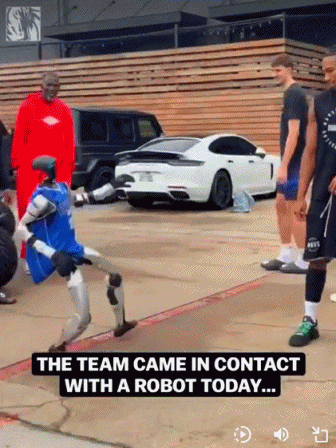 它好像有点死了！独行侠机器人正表演功夫 欧文猛推一把直接趴窝