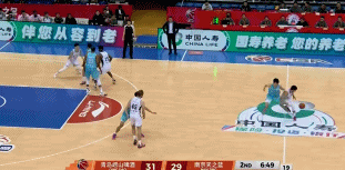 五大囧素材拉满！王睿泽反击空篮不中 两人合力补空篮也不进