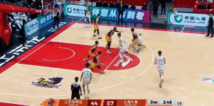 稳定输出！张镇麟半场5中3拿到8分2助1帽