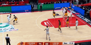 篮下真空！白边挡拆顺下直接冲筐扣篮得分