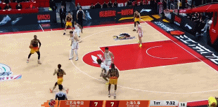 犯满离场!贾尔斯17中7拿到18分8板 另有2断1帽 犯满离场!贾尔斯17中7拿到18分8板 另有2断1帽