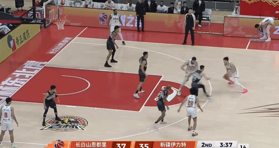 看着就疼！齐麟投篮下落肘到贾昊头部 裁判回放后吹违体犯规