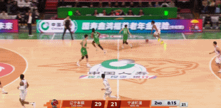 太快了！张陈治锋再被吹防守犯规 出场4分钟累计3次个人犯规