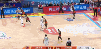 自杀式失误！西伯恩接边线球脱手直接回场违例