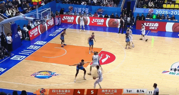 下功夫了！郭昊文变向突破一步过人 飞身反篮命中两分！