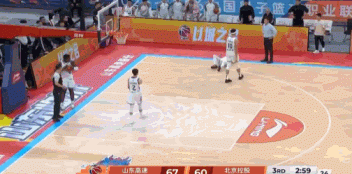 一波未平一波又起!里勒追防受伤倒地 自己回替补席 一波未平一波又起!里勒追防受伤倒地 自己回替补席