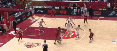 这是来活了！邹阳抢断传球 随后自己一条龙反击完成双手暴扣