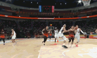 但愿无碍!邹雨宸防守落地90度崴脚 被搀扶下场 但愿无碍!邹雨宸防守落地90度崴脚 被搀扶下场