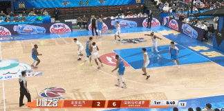 泰山压顶！杰曼上篮不中 周琦冲入禁区隔人双手补扣