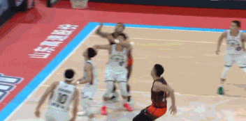 打了不到13分钟!朱松玮抢板犯规犯满离场 下场怒摔水瓶 打了不到13分钟!朱松玮抢板犯规犯满离场 下场怒摔水瓶