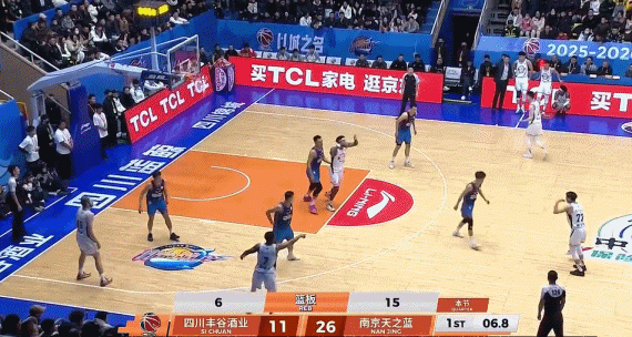 轻轻松松！黄荣奇叫挡拆分顺下所罗门 一步垫起双手隔人暴力砸扣