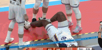 惊出一身冷汗!佩里扭到脚倒地 缓了很久继续打 惊出一身冷汗!佩里扭到脚倒地 缓了很久继续打